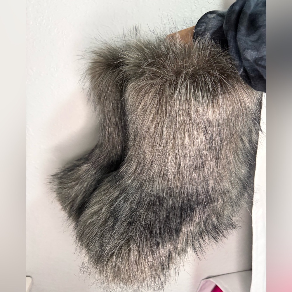 Gray fur boots 🛍️